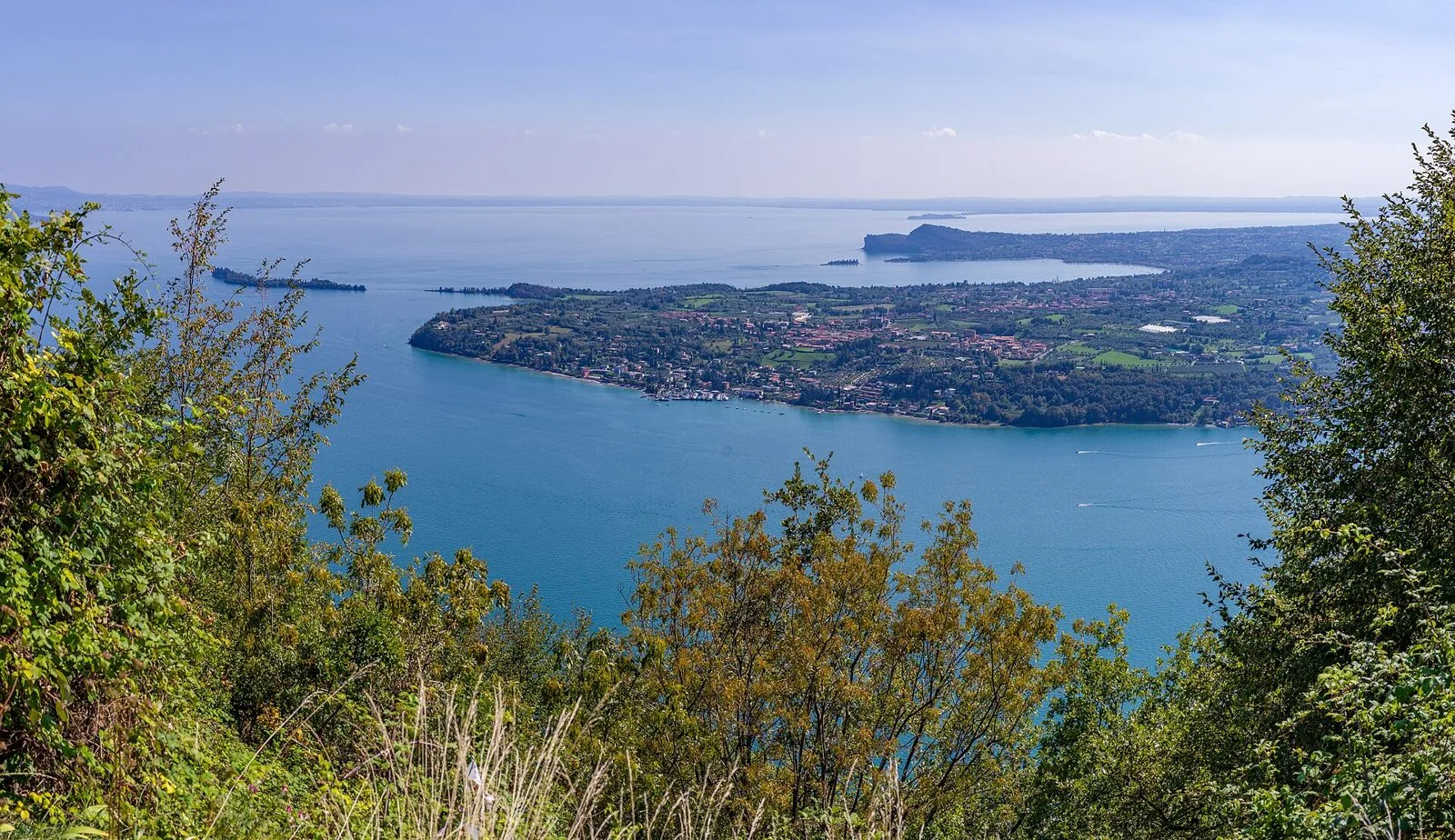 Panorama dall'alto sul Golfo di Salò e sul basso Lago di Garda, con la penisola di Manerba e l'isola del Garda