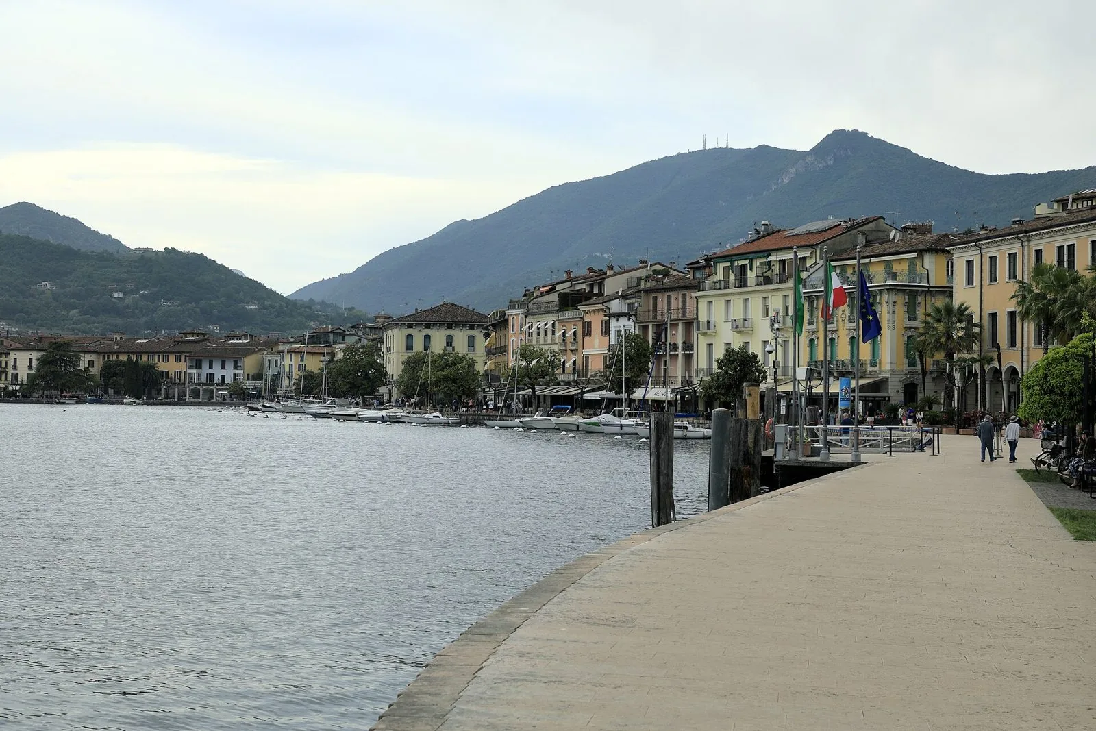 Il lungolago Zanardelli di Salò con i palazzi colorati affacciati sul Golfo e le colline sullo sfondo