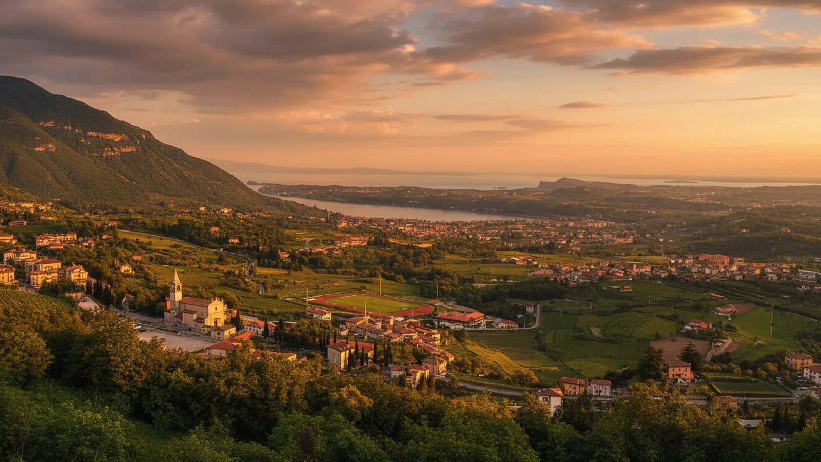Panorama sulle colline e sui paesi della sponda bresciana del Lago di Garda al tramonto