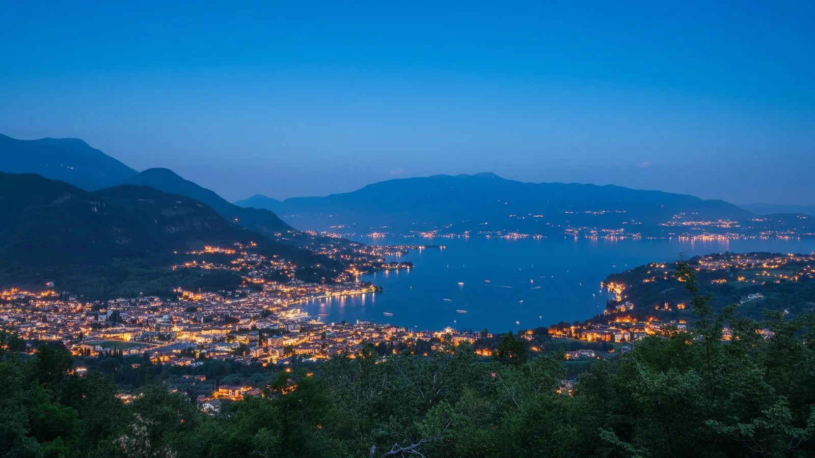 Il Lago di Garda di sera, con le luci dei paesi affacciati sul golfo